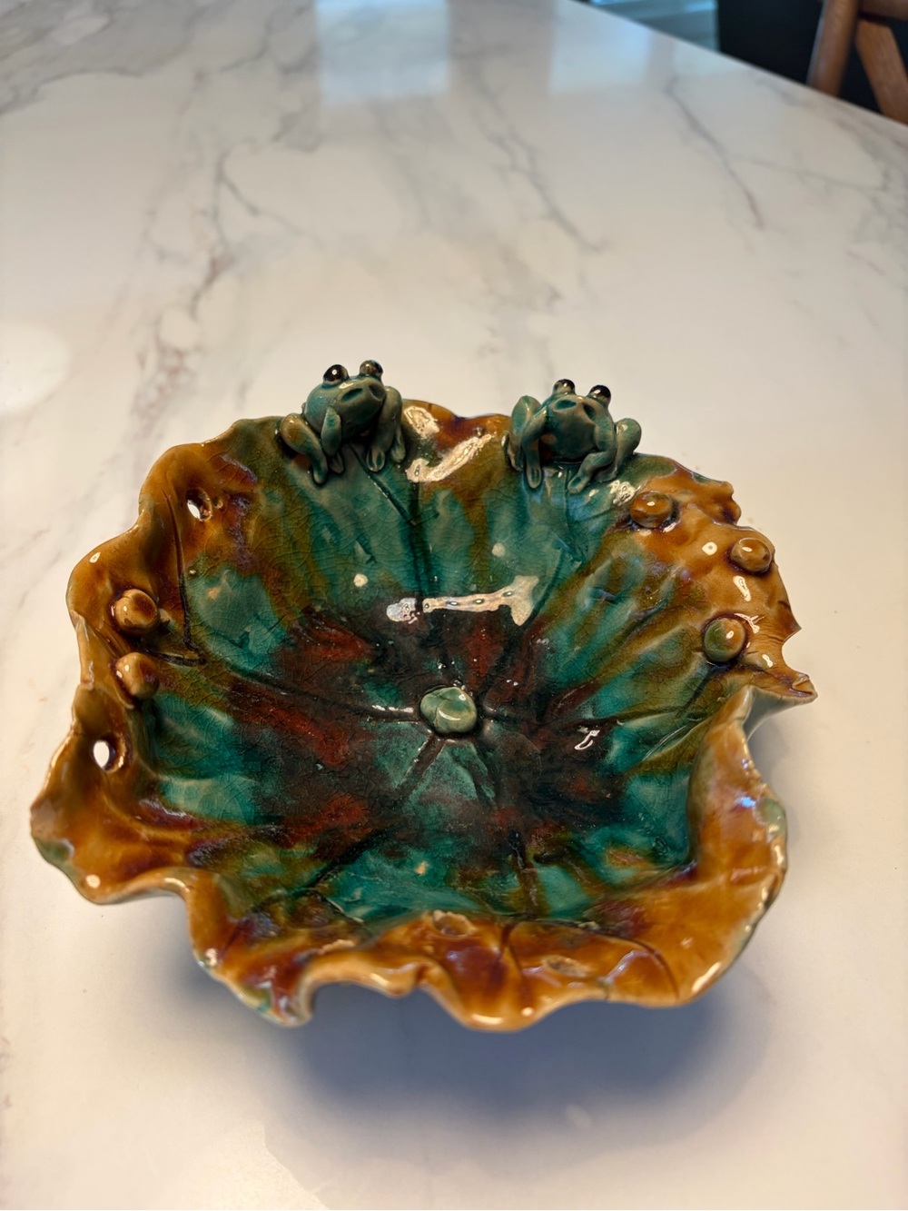 Handmade Majolica Style Ceramic Lily Pad Dish with Frogs